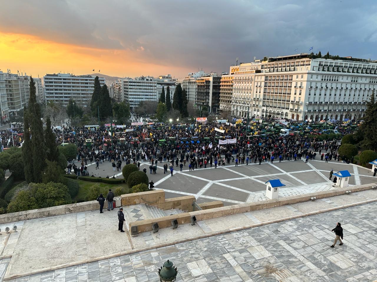 Κλιμάκιο Βουλευτών ΠΑΣΟΚ-Κινήματος Αλλαγής στο συλλαλητήριο των αγροτών στην πλατεία Συντάγματος 